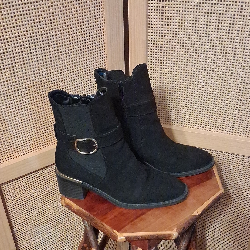 Liz Claiborne Ellison Block Heel Chelsea Boot W/Suede Like Upper Inside Zip 6.5